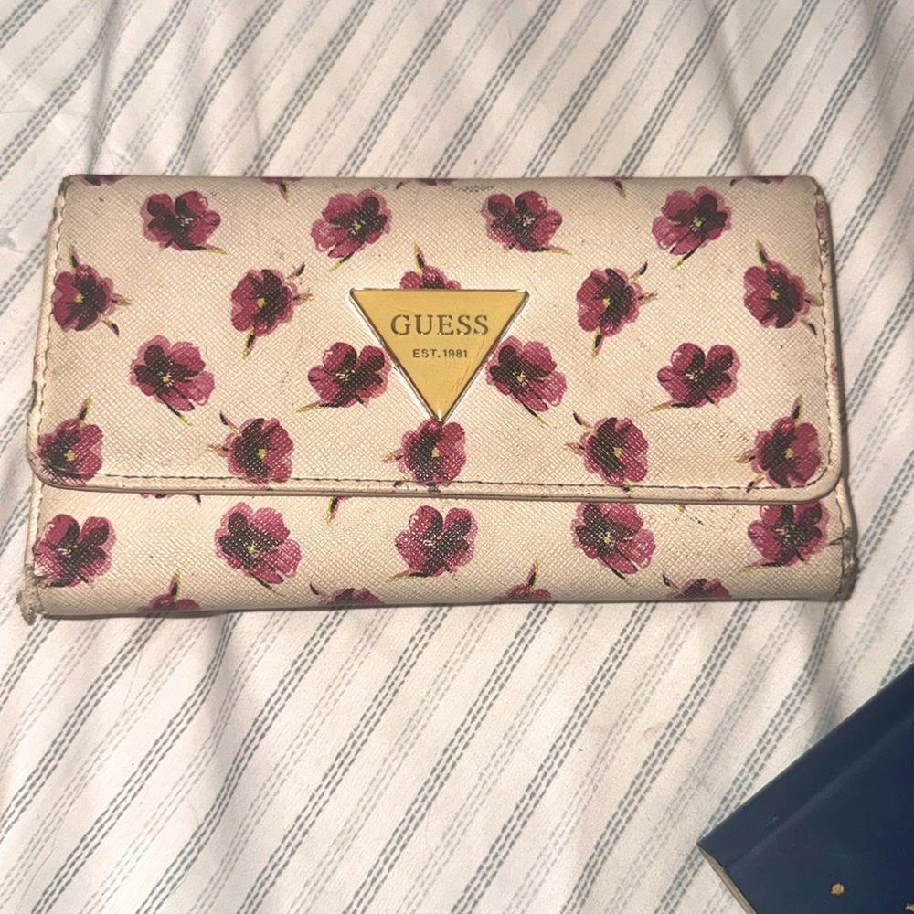 GUESS an Adorable floral trifold wallet